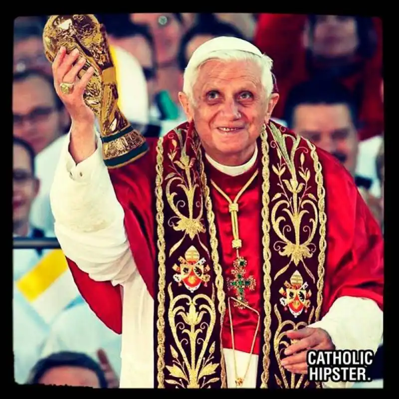 ratzinger con la coppa del mondo