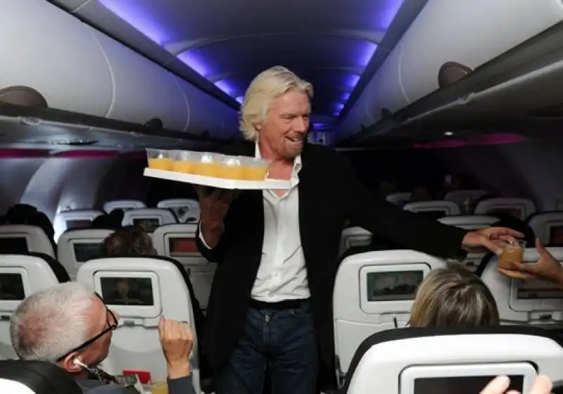 richard branson offre succhi di frutta a bordo del suo virgin america