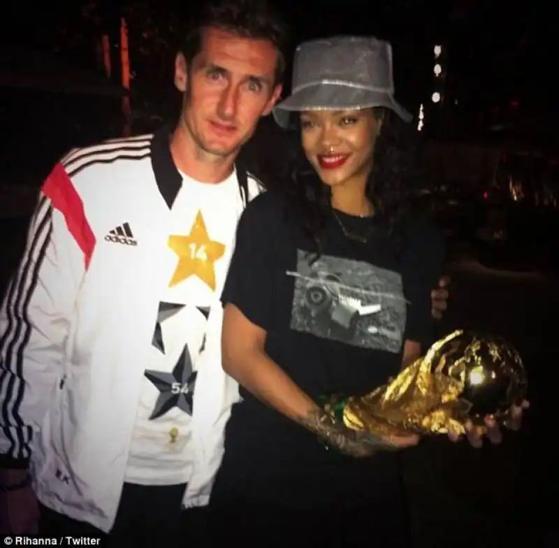 rihanna con coppa e klose