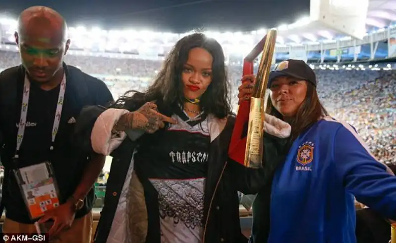 rihanna con il trofeo di mario gotze