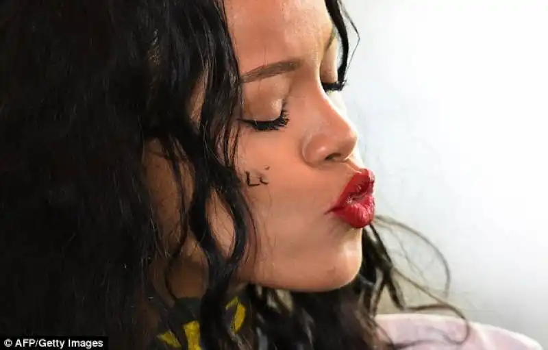 rihanna scrive pele sulla guancia