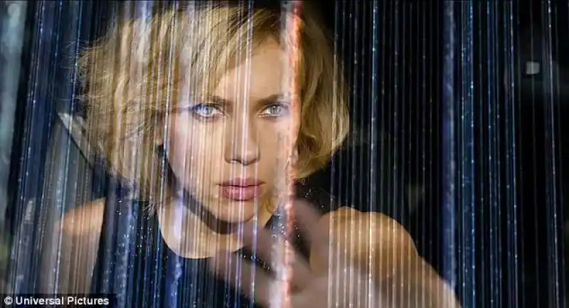 scarlett johansson in lucy di luc besson