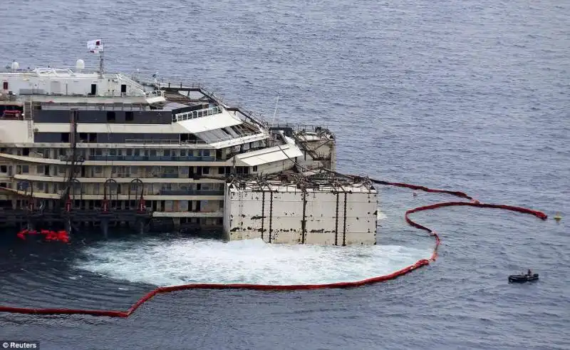 schiuema e bolle per il rigalleggiamento della concordia