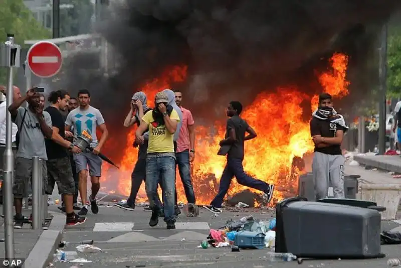 scontri a parigi domenica