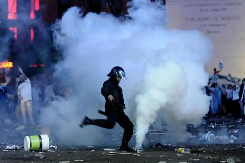 scontri e lacrimogeni a buenos aires