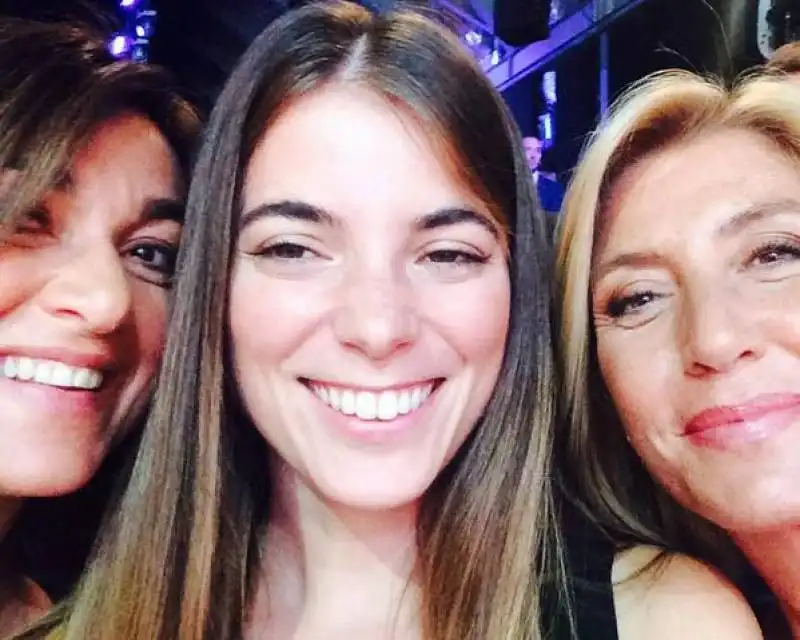 selfie giulia innocenzi daria bignardi myrta merlino