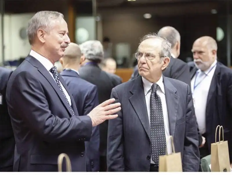 Siim Kallas (a sinistra) con il ministro dellâ€™Economia Pier Carlo Padoan ieri a Bruxelles