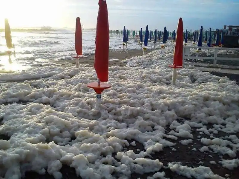 tirreno   schiuma sulla costa