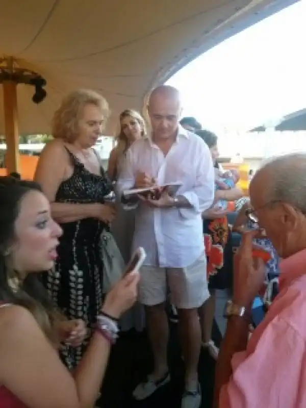 alfonso signorini alla festa di chi a marina di pietrasanta