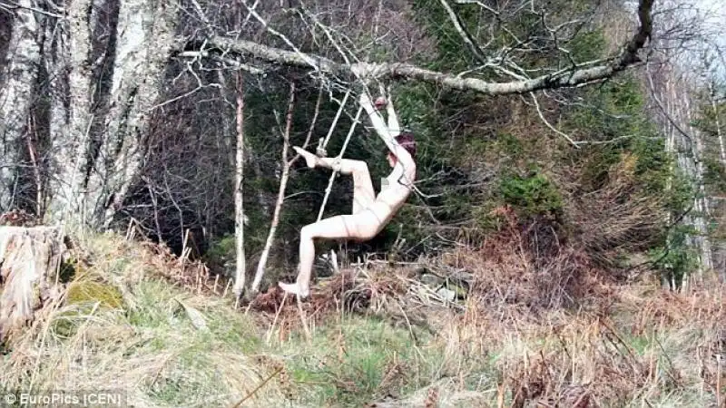 artista rimane appesa nel bosco per tre ore