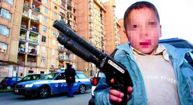 baby gang napoli pistola giocattolo