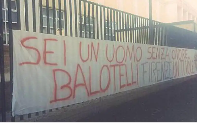 BALOTELLI STRISCIONE TIFOSI FIORENTINA