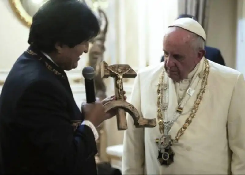 bergoglio evo morales falce e martello croce