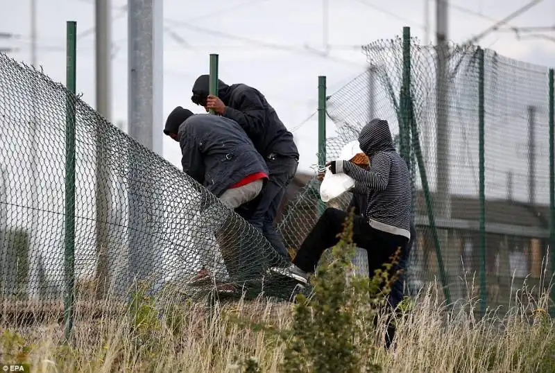 calais clandestini in transito  12