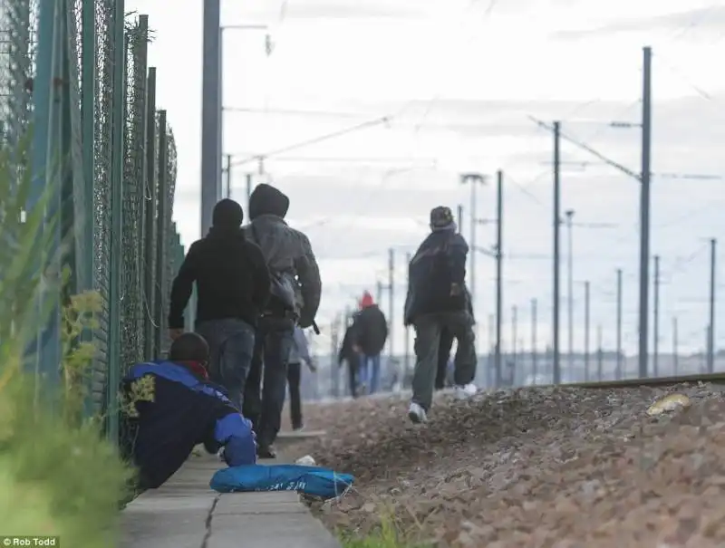 calais clandestini in transito  17