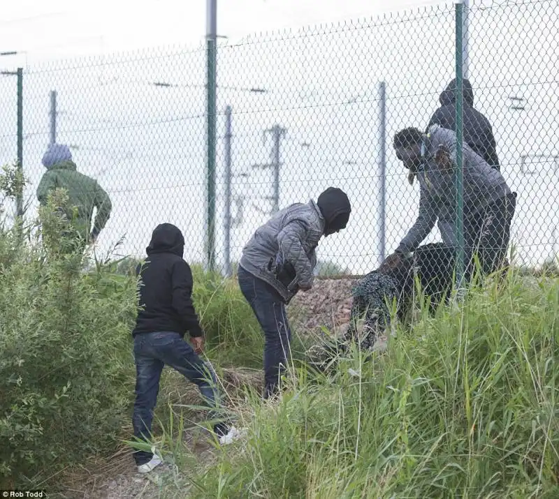 calais clandestini in transito  18