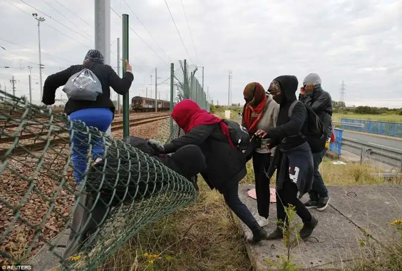 calais clandestini in transito  30