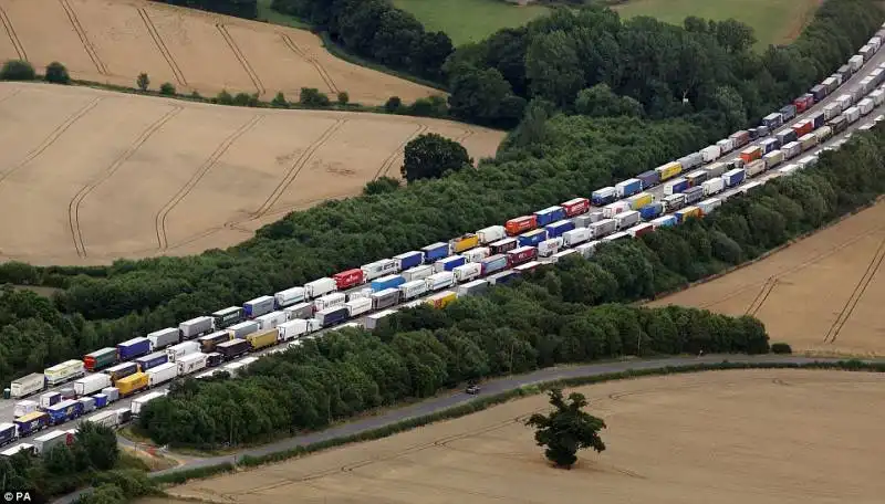 calais clandestini in transito  34