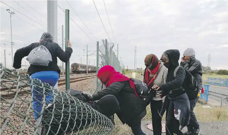 CALAIS MURO ANTI IMMIGRATI CAMERON 