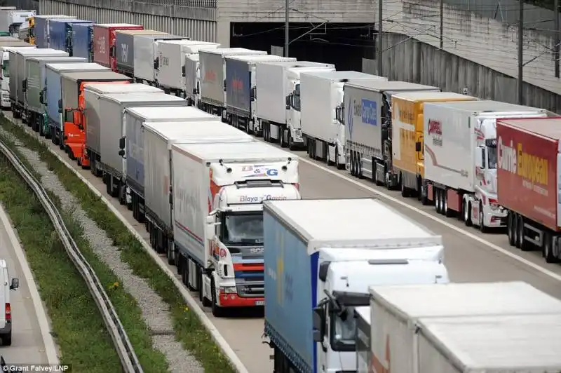 camion in coda a calais