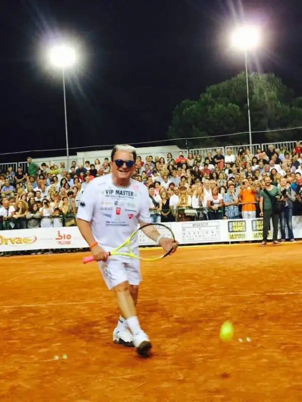 cristiano malgioglio gioca a tennis