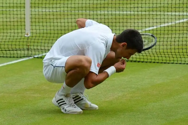 DJOKOVIC MANGIA ERBA CENTRALE 1