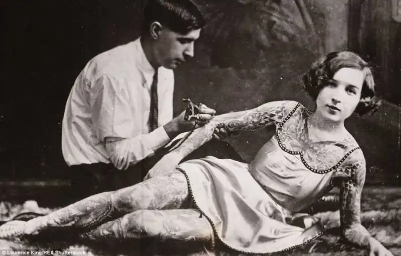 donna tatuata 1920