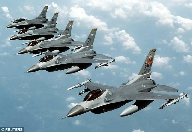 f 16 in formazione