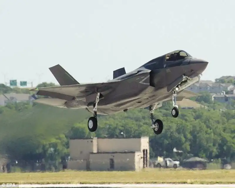 f 35 atterraggio