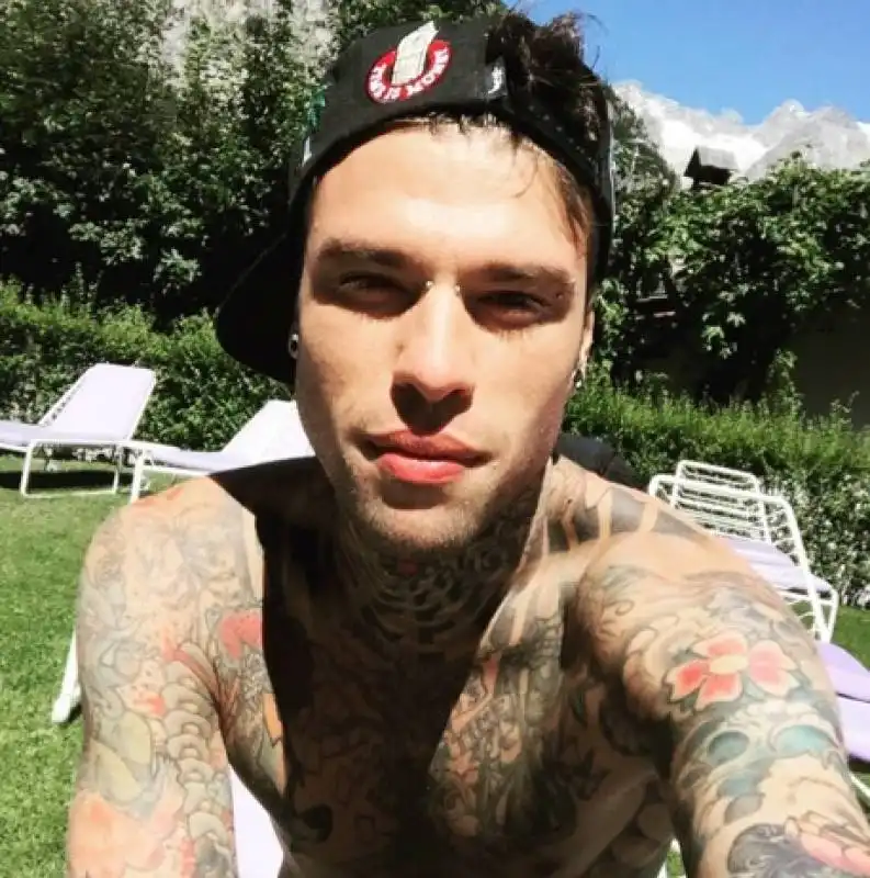 fedez prende il sole