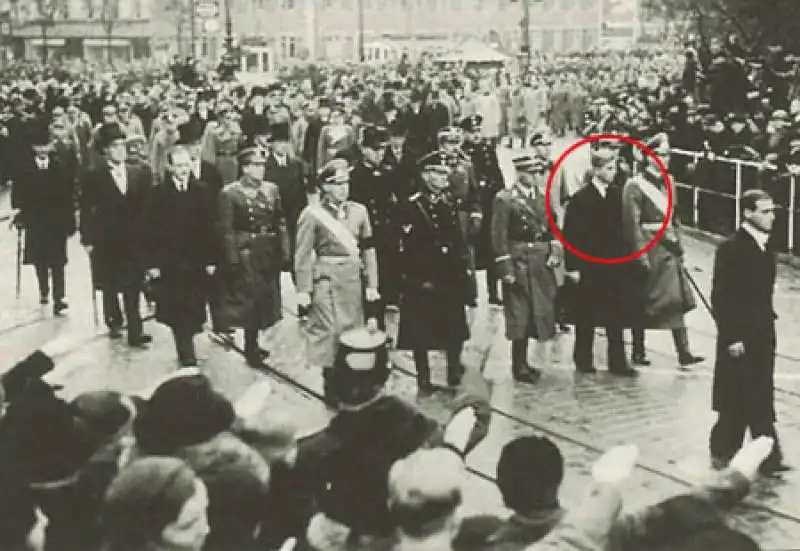 FILIPPO DI EDIMBURGO AL FUNERALE DELLA SORELLA CECILE NEL 1937 IN GERMANIA