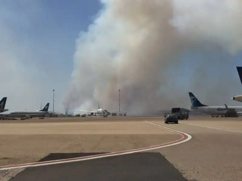 FIUMICINO INCENDIO PINETA VOLI BLOCCATI 1