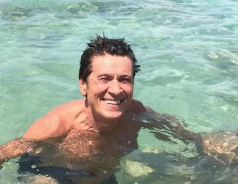 gianni morandi al mare occhio alle minchie acquatiche