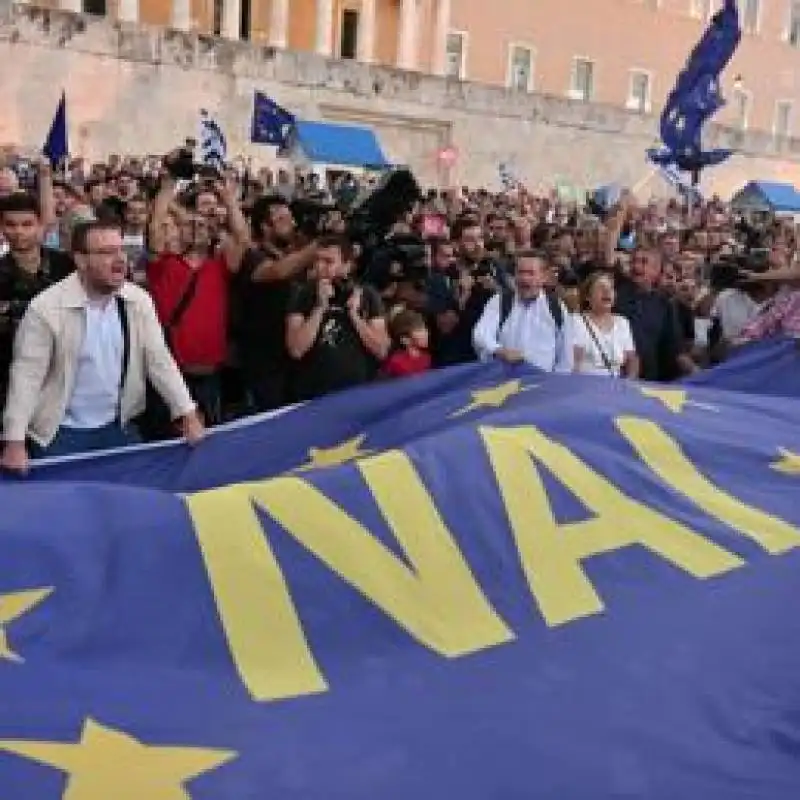 GRECIA - MANIFESTANTI CHE VOGLIONO RESTARE IN EUROPA 