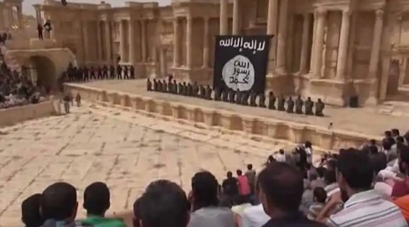 isis massacro nell'anfiteatro di palmira e a 1 1436028163707