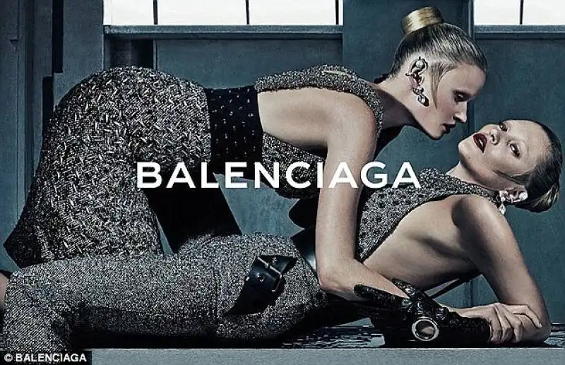 kate moss e lara stone per balenciaga