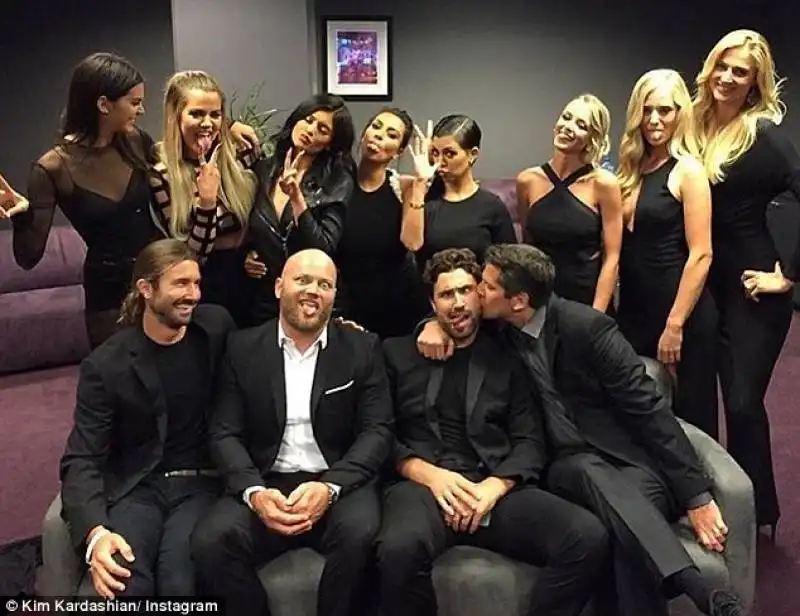 la famiglia jenner kardashian nel backstage