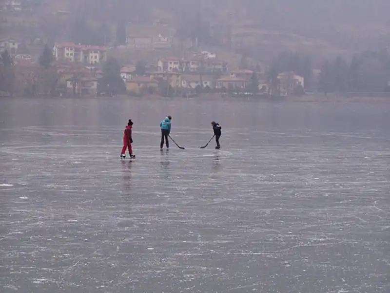 LAGHI GHIACCIATI PATTINAGGIO