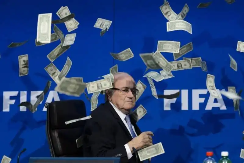 LANCIO DI BANCONOTE FALSE SU BLATTER