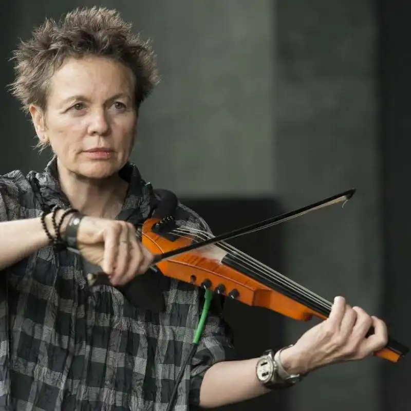 Laurie Anderson con il violino