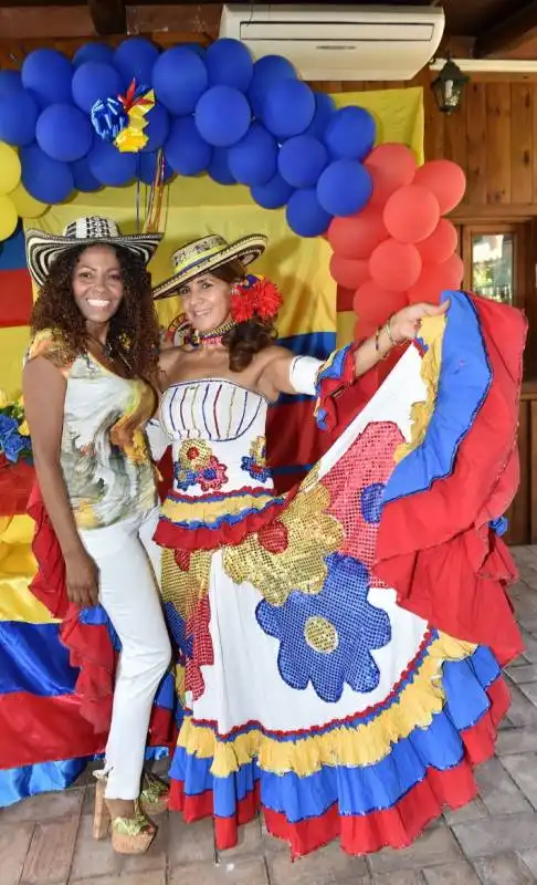 liliana salinas e donna con costume tipico colombiano