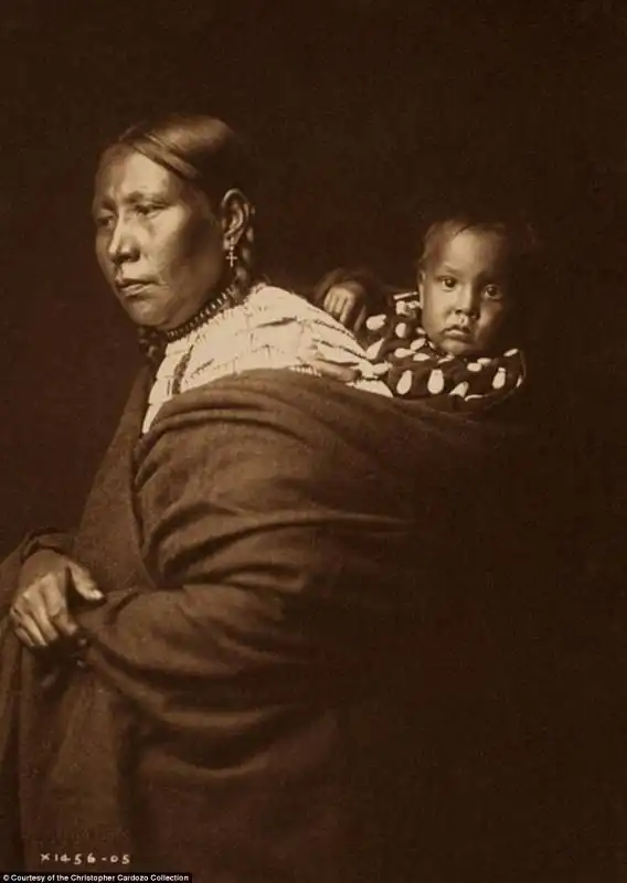 madre sioux e figli 1905