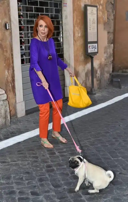 marina ripa di meana a spasso con cotoletta