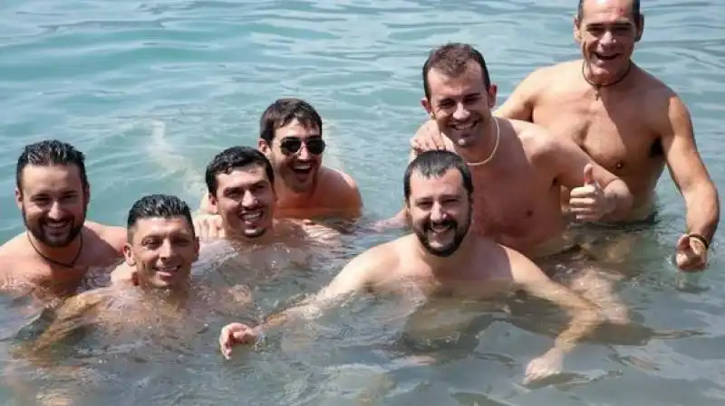 matteo salvini al mare con manzi