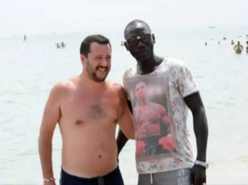 matteo salvini in spiaggia