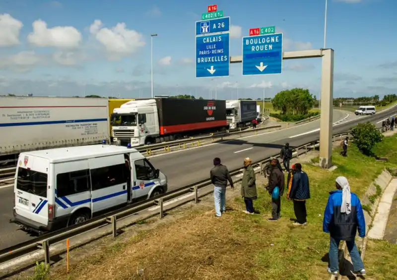 MIGRANTI A CALAIS