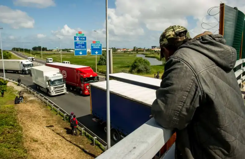 MIGRANTI A CALAIS