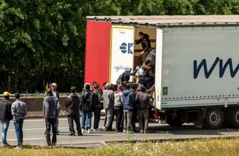 MIGRANTI A CALAIS