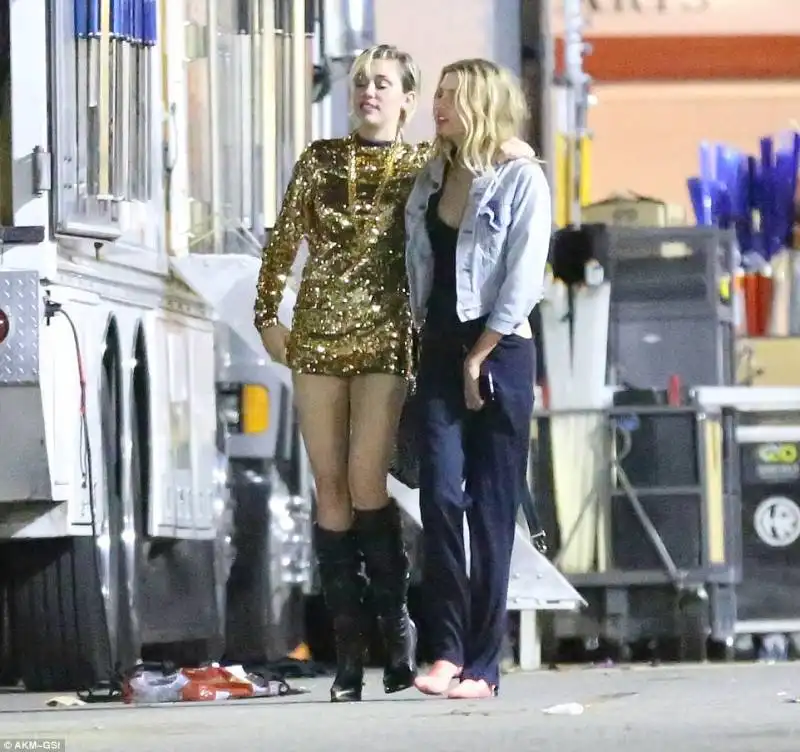 miley e stella nella pausa dal video