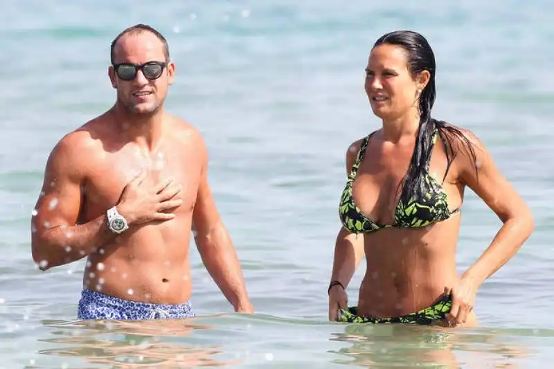 nicole minetti a ibiza con damien  10